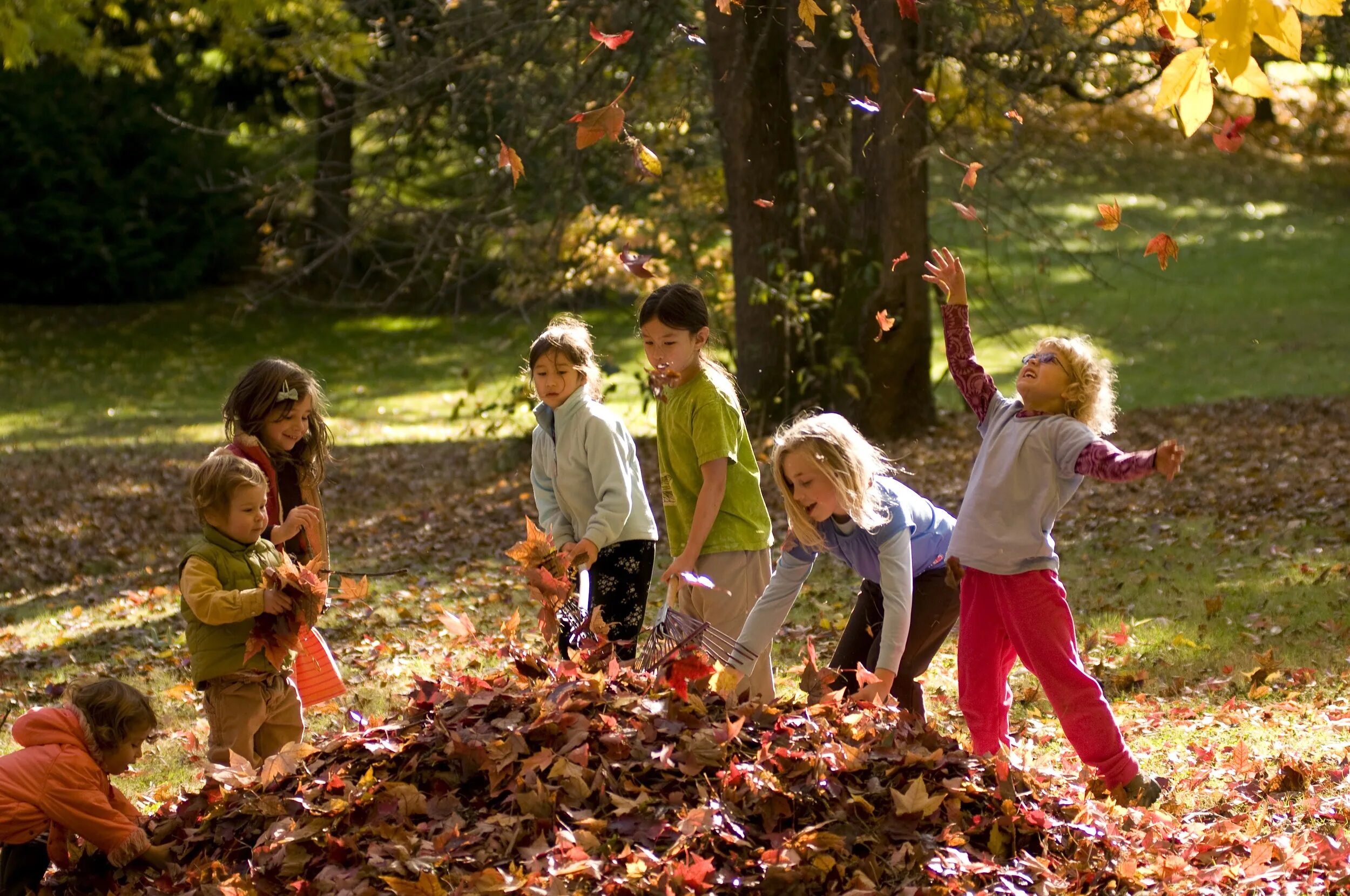 Children natural. Прогулки на свежем воздухе. Прогулки на свежем воздухе для детей. Дети на прогулке. Игры летом и осенью.