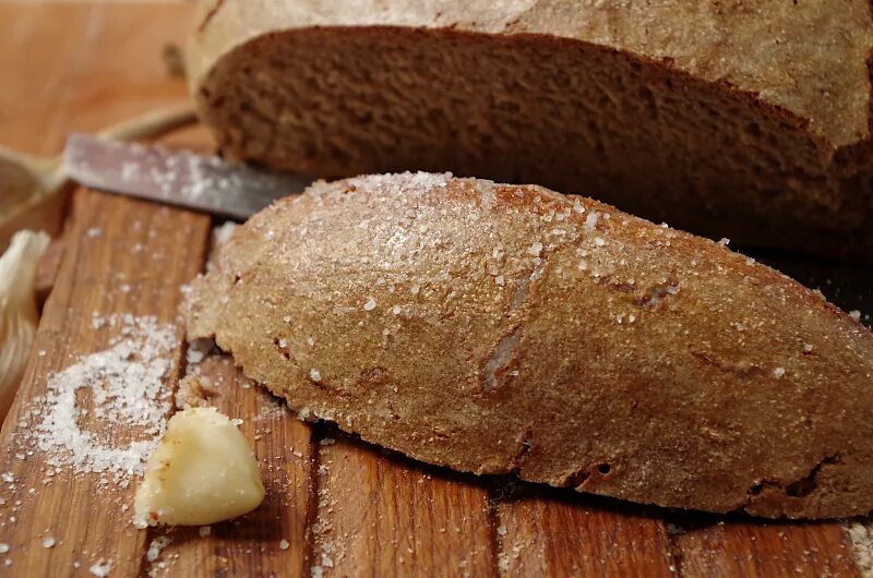 Ржаной хлеб в духовке на дрожжах. Испечь ржаной хлеб на дрожжах в духовке. Выпечка ржаного хлеба. Домашний хлеб в духовкк. Бездрожжевой хлеб в духовке.