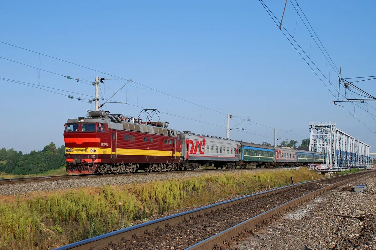 чс4т с пригородным поездом. станция мантурово костромская область. пригородный поезд мантурово шарья. электричка шарья поназырево. станция мантурово костромская область.