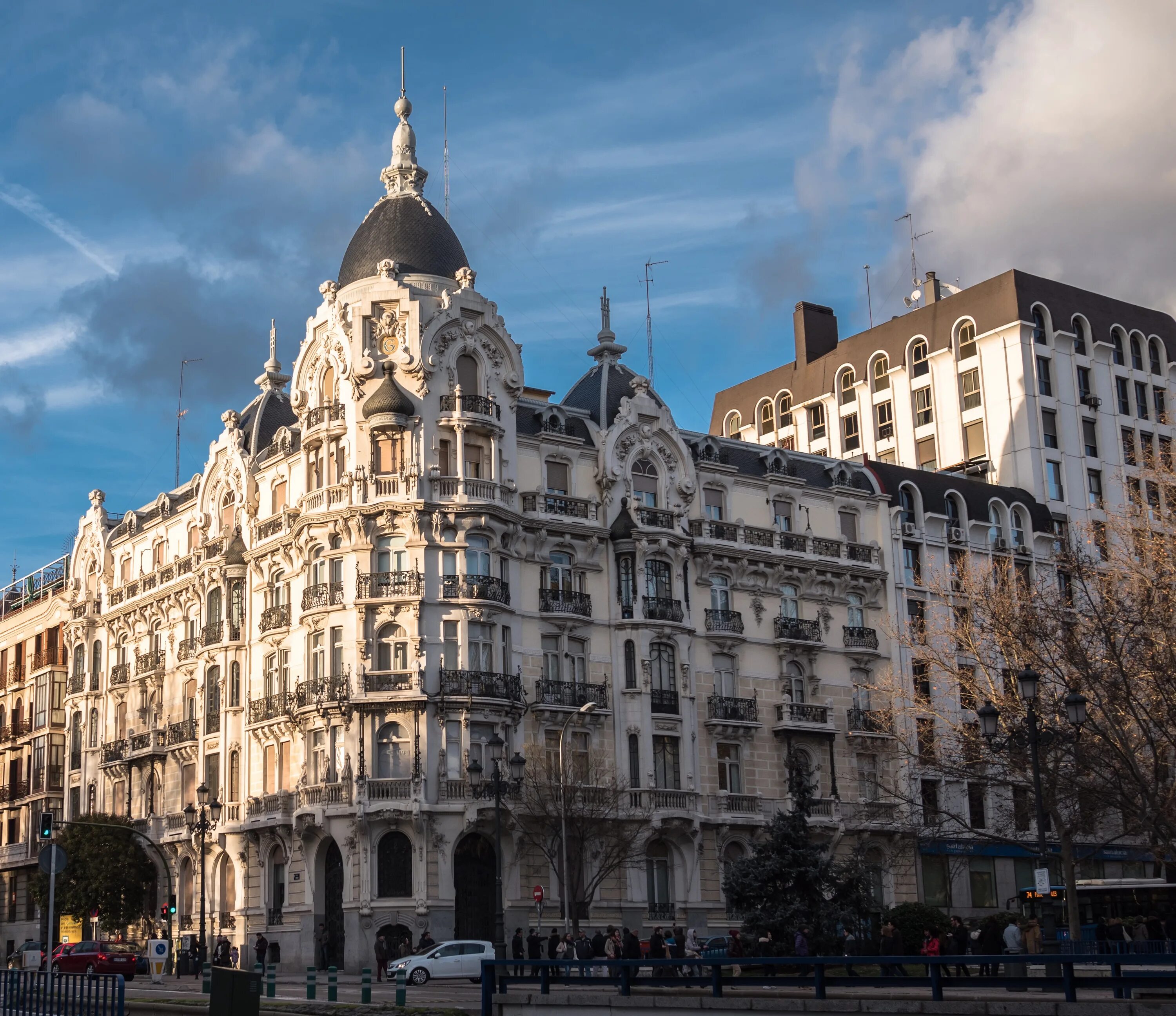 Фото зданий в городе. Испания архитектура Мадрид. Здание "Испания" Мадрид. Здание мэрии Мадрида. Новый Мадрид архитектура.