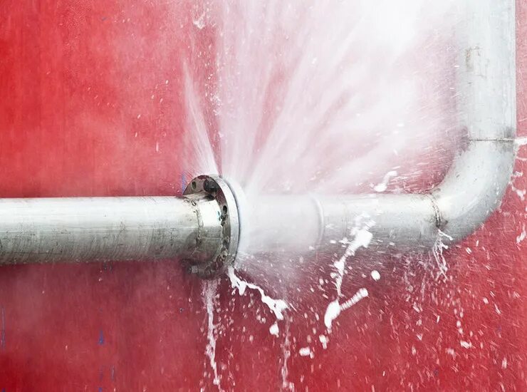 Трубы для отопления. Стыки полипропиленовых труб текут. Течь пластиковой трубы отопления. Течь пластиковой трубы отопления. Течь пластиковой трубы на стыке.