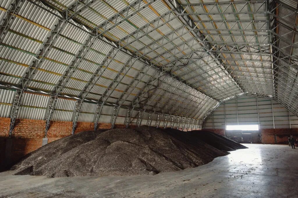 Склад напольного хранения зерна. Склад зерна. склад зернохранилище. напольные зернохранилища.