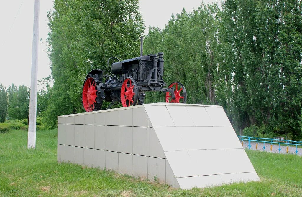 П хохольский воронежская. Рабочий поселок Хохольский. Воронеж рабочий поселок Хохольский. Памятник трактору в воронежи. Рабочий посёлок Хохольский парк.