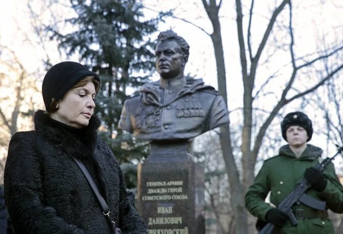 Черняховский дети. Бюст черняховского в москве. Родители черняховского ивана даниловича. Генерал черняховский семья. Черняховский дети.