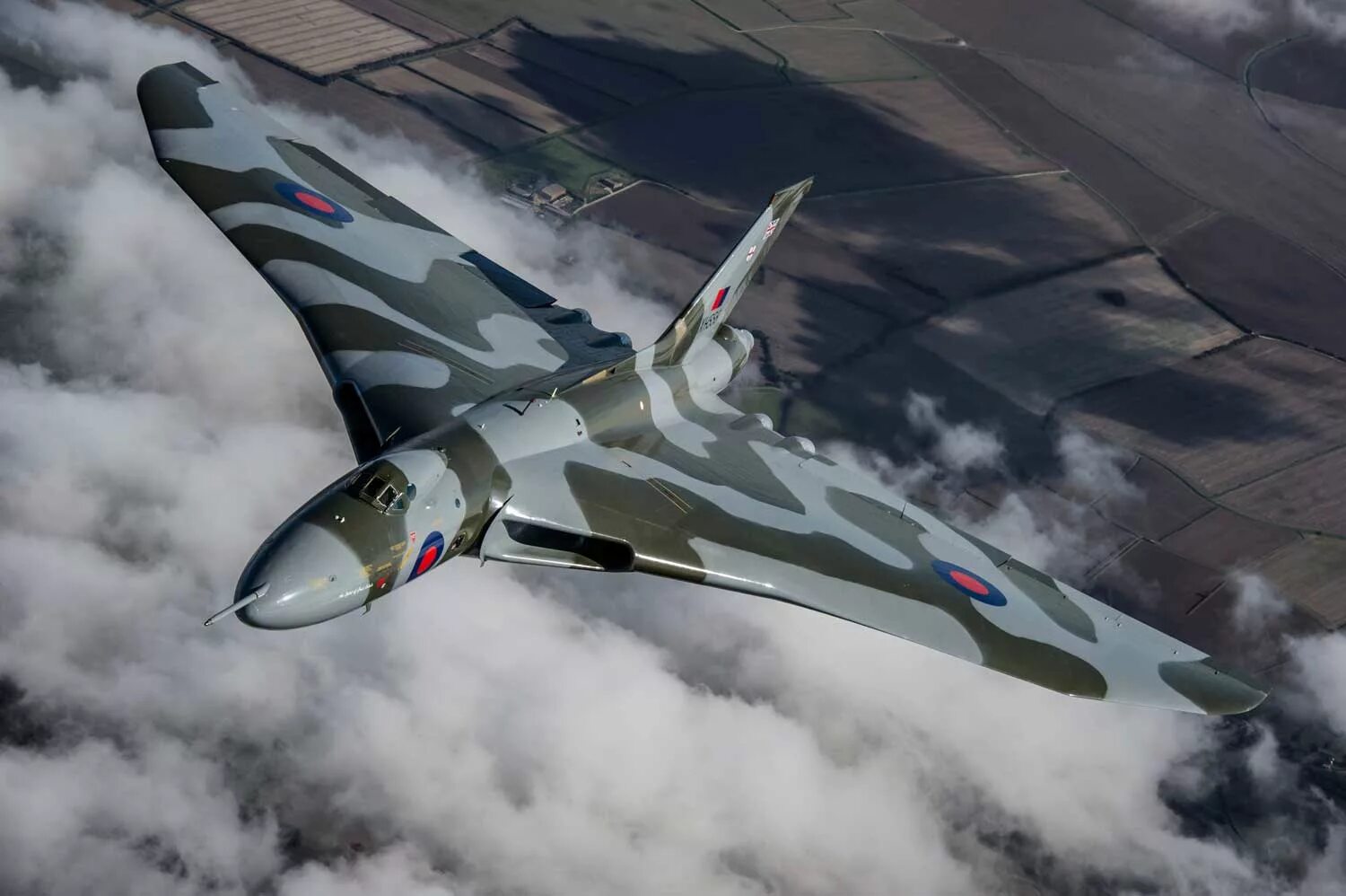 Самолет вулкан. Бомбардировщик авро вулкан. Самолет вулкан. Avro vulcan xh558. Avro vulcan xh558.
