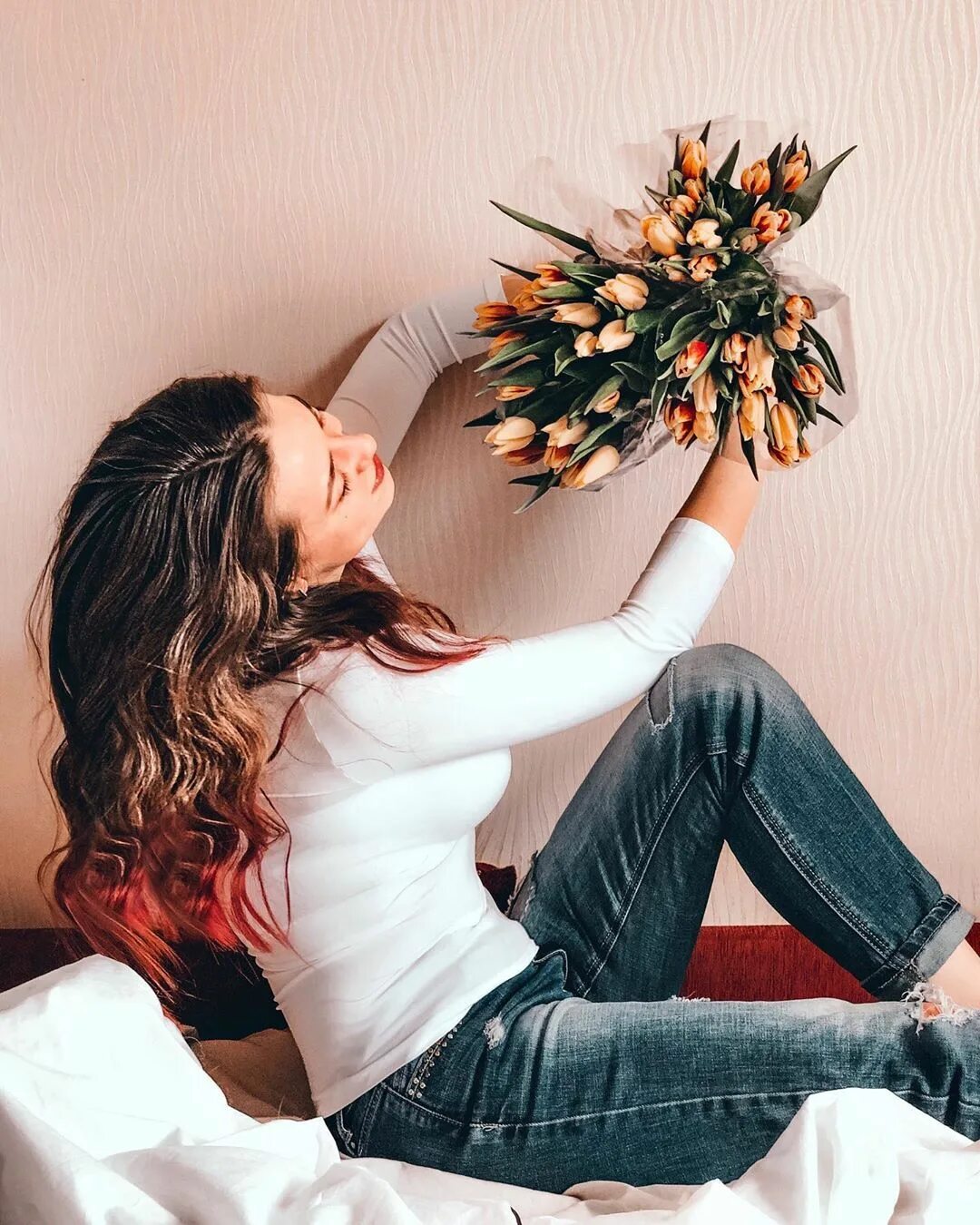 Оригинальные фото с цветами. Брюнетка с розами селфи. Оригинальные фото с цветами. Букет цветов для девушки. Оригинальные фотосессии.