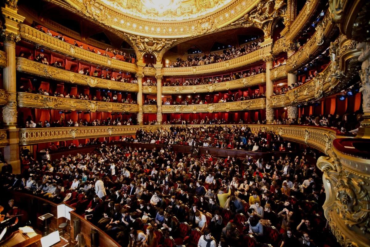 Опера какой год. Оперный театр Франция. Парижский театр оперы и балета. Гранд опера зал. Опера Гарнье публика.