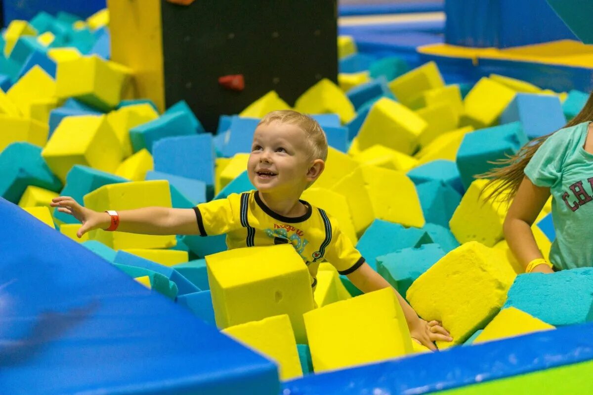 Батутная арена сальто. Батутная дорожка. Батутный сарапул. Ленинский проспект 174 батутный центр. Батутный парк шадринск.