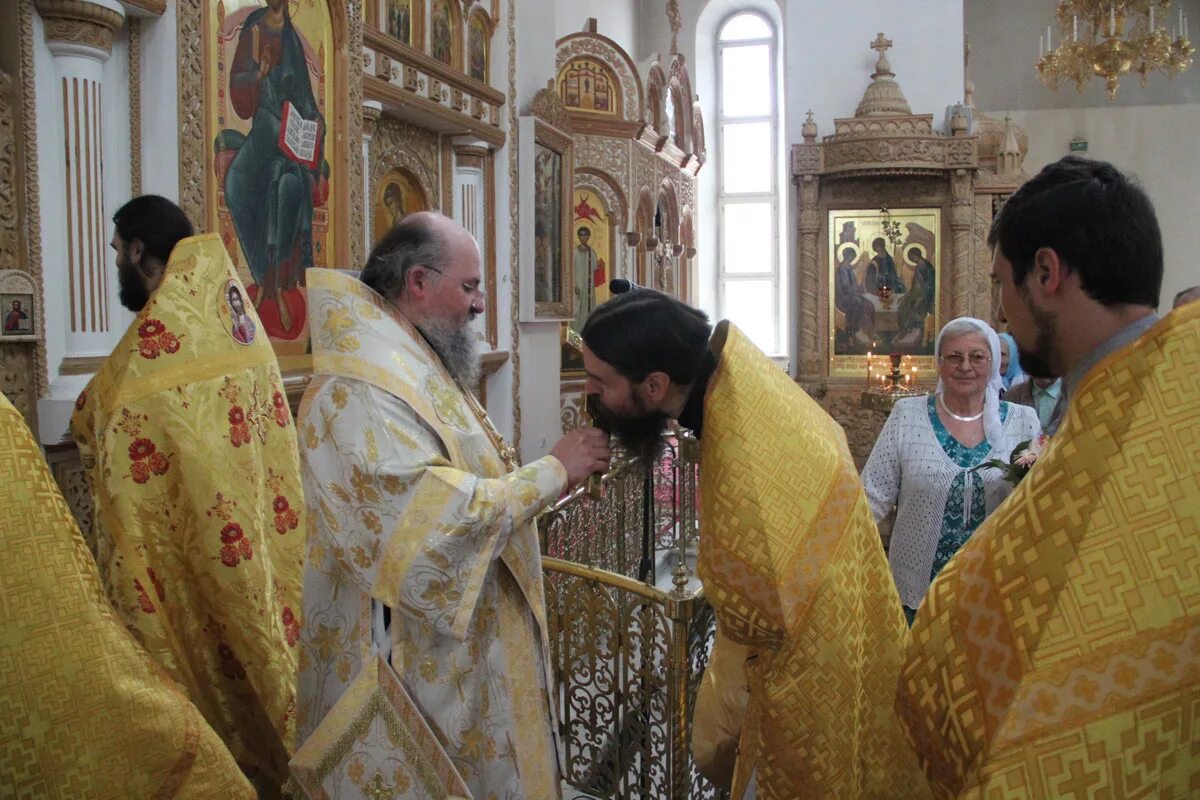 Храм Рождества Христова Обнинск. Обнинск храм Рождества Христова настоятель. Храм Рождества Христова Обнинск духовенство. Храм Рождества Христова в Обнинске крещение.