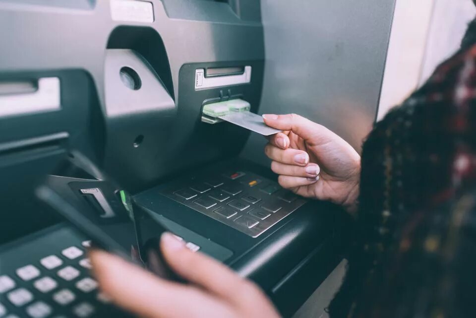 Деньги в банкомате. Карточка в банкомате. Снятие денег. Банкомат (ATM). Снять денежку