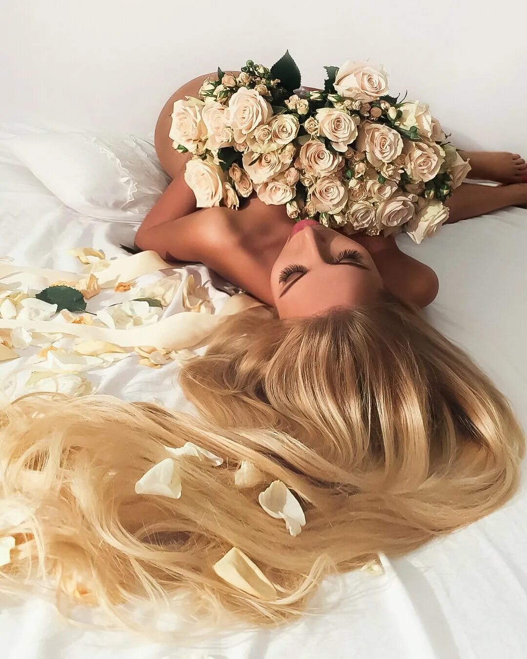 Блондинка с шикарным букетом. Алёна шишкова с цветами. Фото блондинки с розами. Женщина с цветами фото. Женщина блондинка со спины с цветами.
