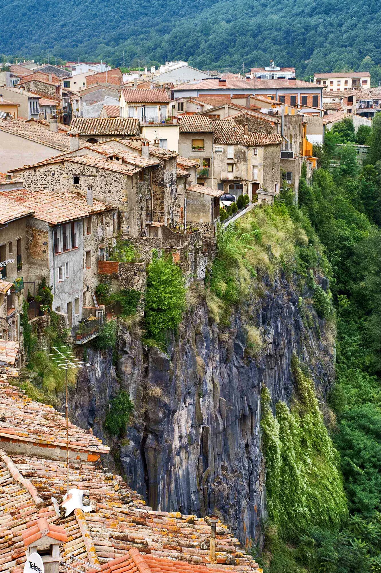 городок кастельфольит-де-ла-рока. деревня кастельфольит-де-ла-рока. кастельон де ла плана город в испании. кастельфольит-де-ла-рока город на скале. кастельфольит-де-ла-рока испания.