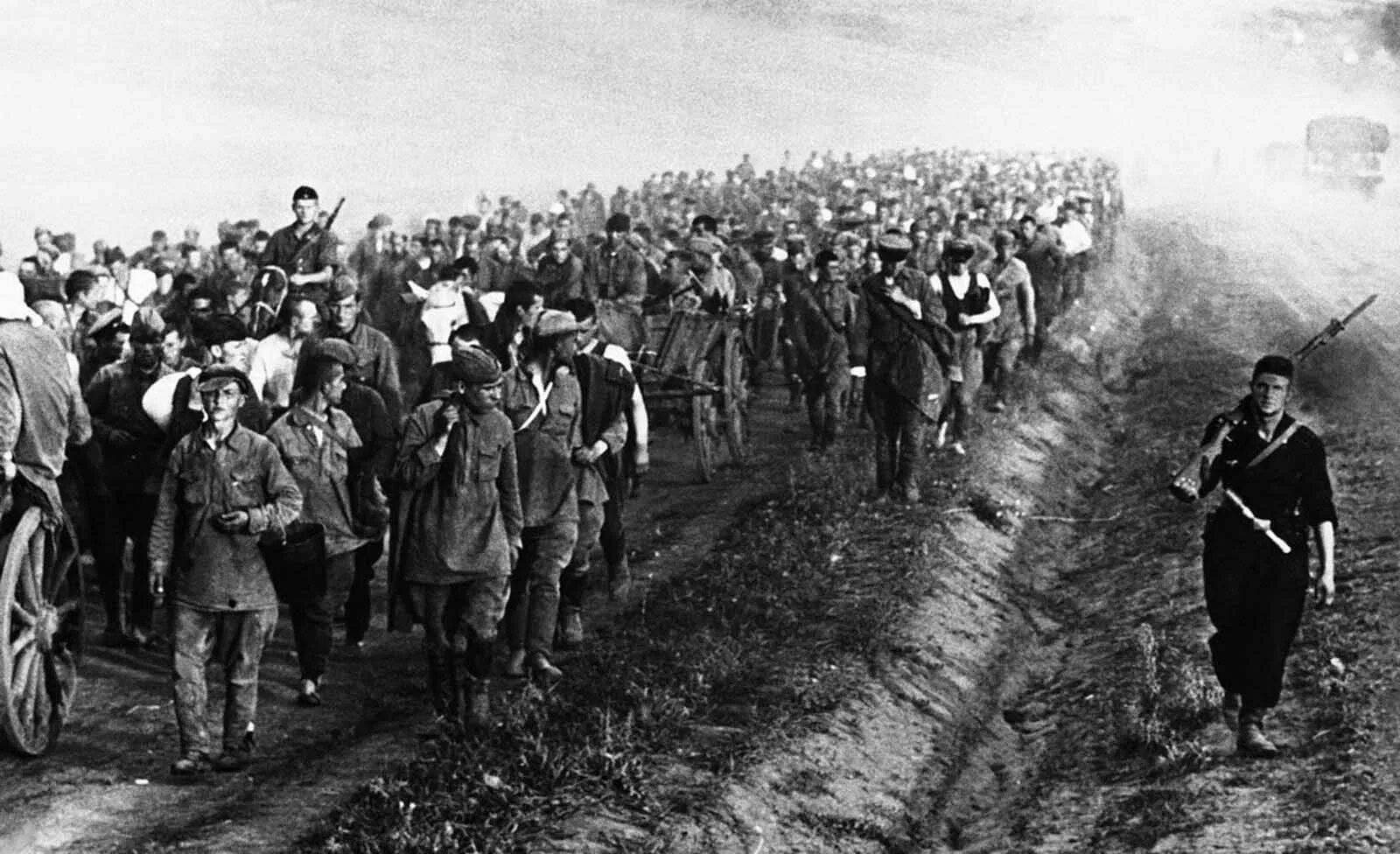 1941 го. Вяземский котел 1941 лагерь военнопленных. пленные под вязьмой в 1941. советские пленные под вязьмой 1941. колонна советских военнопленных 1941.