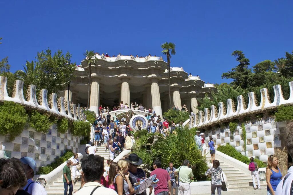 Парк Гуэль (Parque Güell), Испания. Барселона парк Гуэль лестница. Парк Гуэль в Барселоне вид сверху. Барселона парк Гуэль +эскалатор. Парк экскурсионный