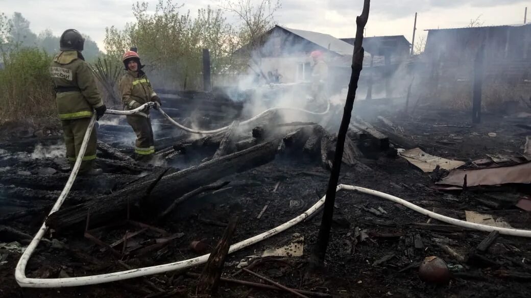 Сгорело 6 г. Пожар в нижней Салде. Пожар в нижней Салде вчера. Пожар в нижней Салде сегодня. Пожар в полушарах нижняя Салда.