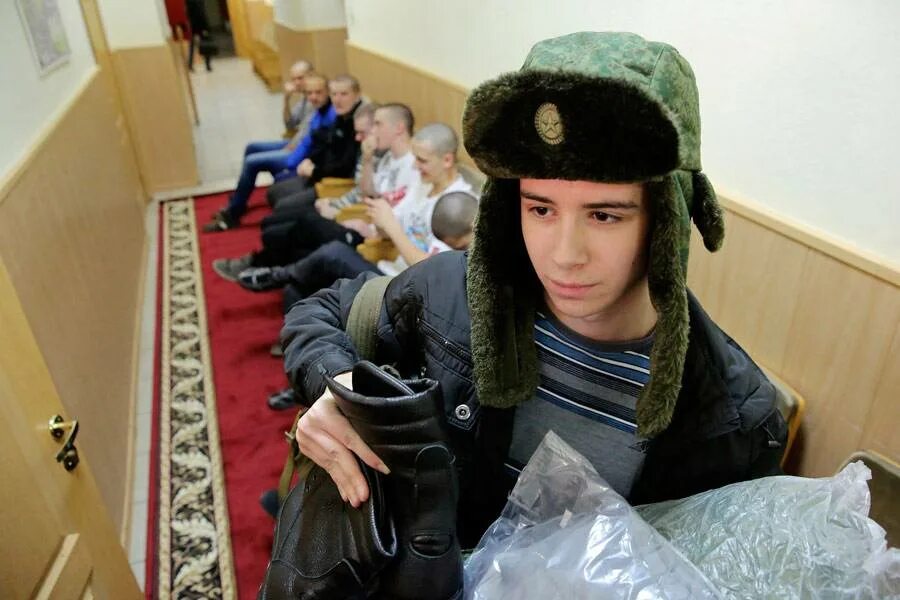 Комиссовать. Комиссоваться из армии. комиссация в армии. комиссовали из армии. призывник.
