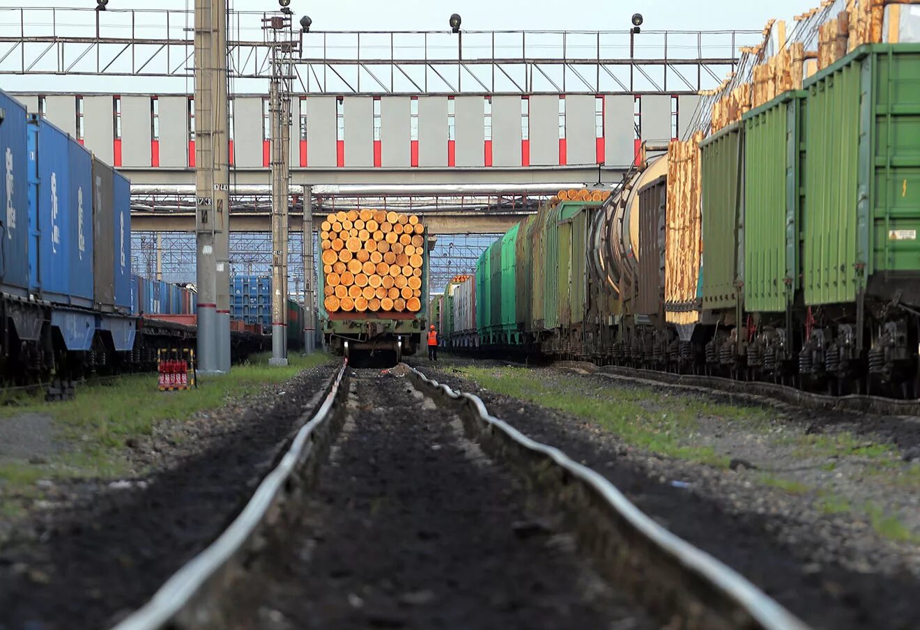 Полувагон фгк. Полувагон ржд сбоку. Вагоны с лесом. Грузовой поезд. Железнодорожный транспорт.