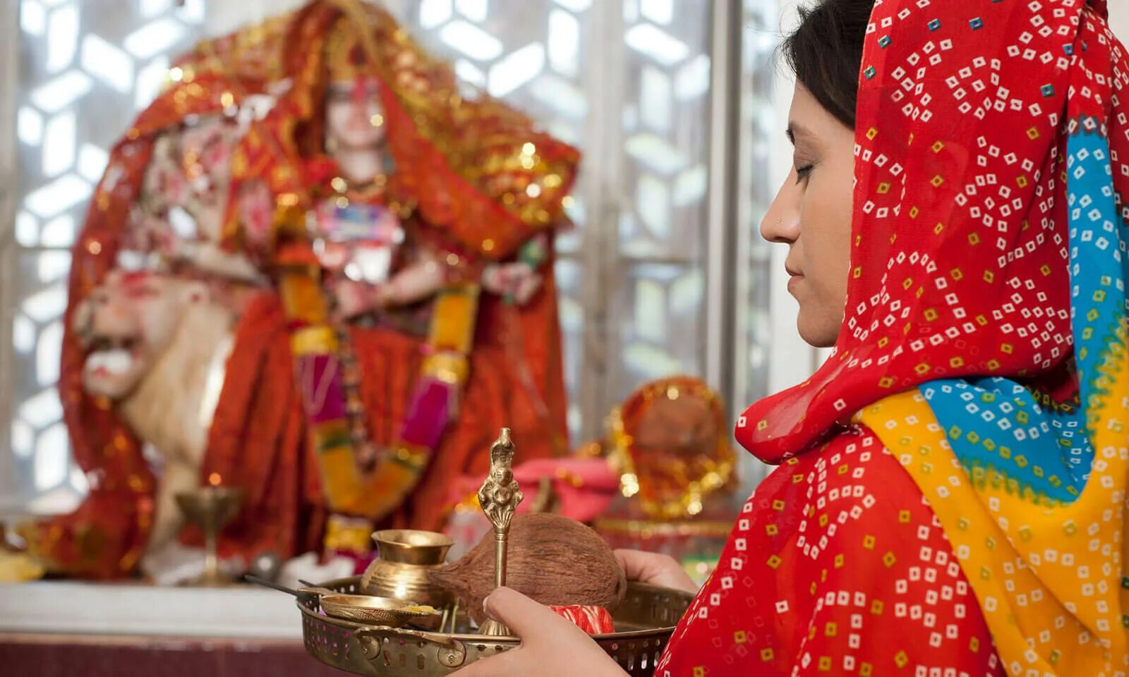 Храм для индусов в арабских. Hinduism Prayer. Hinduism Pray.