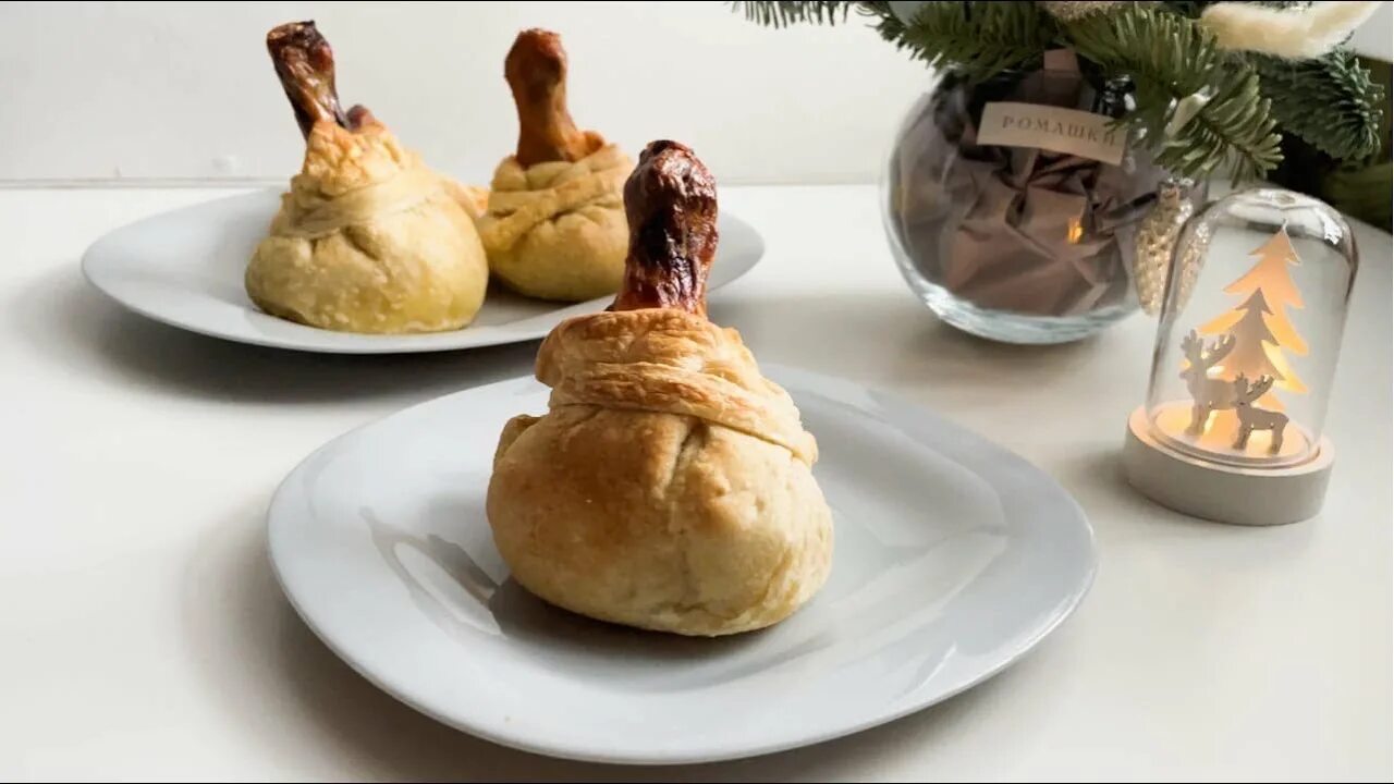 Куриные ножки в мешочке из теста. Куриные ножки в слоеном тесте в мешочке. куриные голени в мешочке. курочка в мешочке. блюдо курочка в мешочке.