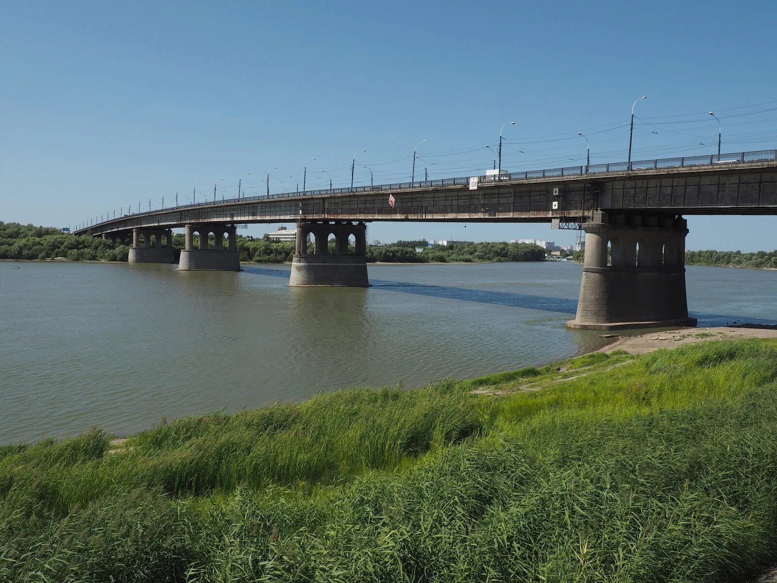 На какой реке расположен омск. Река Иртыш Омск. Город Омск река Иртыш. Мост Омск река Омь. Мост по Иртышу Омск.