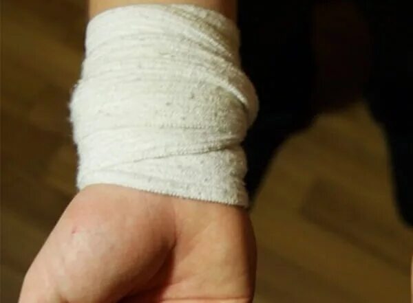 компресс на запястье. эластичное бинтование лучезапястного сустава. тугая повязка на руку. компресс на запястье. приложить холод к руке.