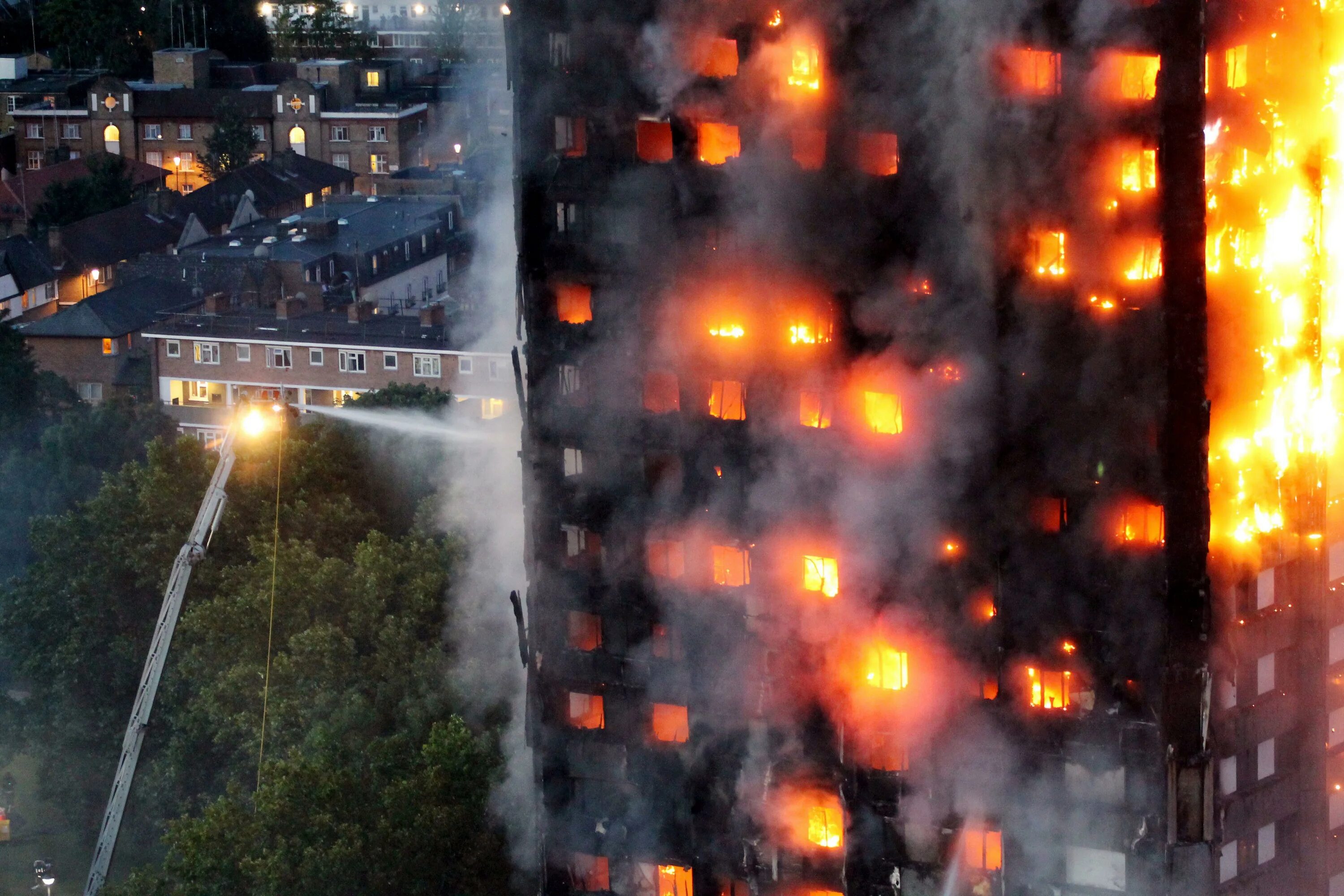Сгорела многоэтажка. Пожар в здании Grenfell Tower в Лондоне. Пожар в Grenfell Tower, Лондон, 2017 год. Гренфелл Тауэр пожар. Пожары в зданиях Гренфелл-Тауэр.