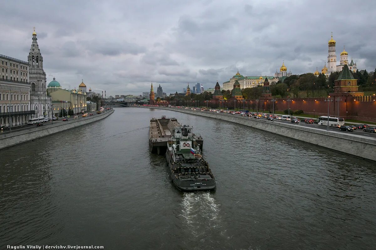 Москва река читать краткое. Баржа на Москве реке. Москва река 2000. Москва река в Москве. Москва река сбоку.