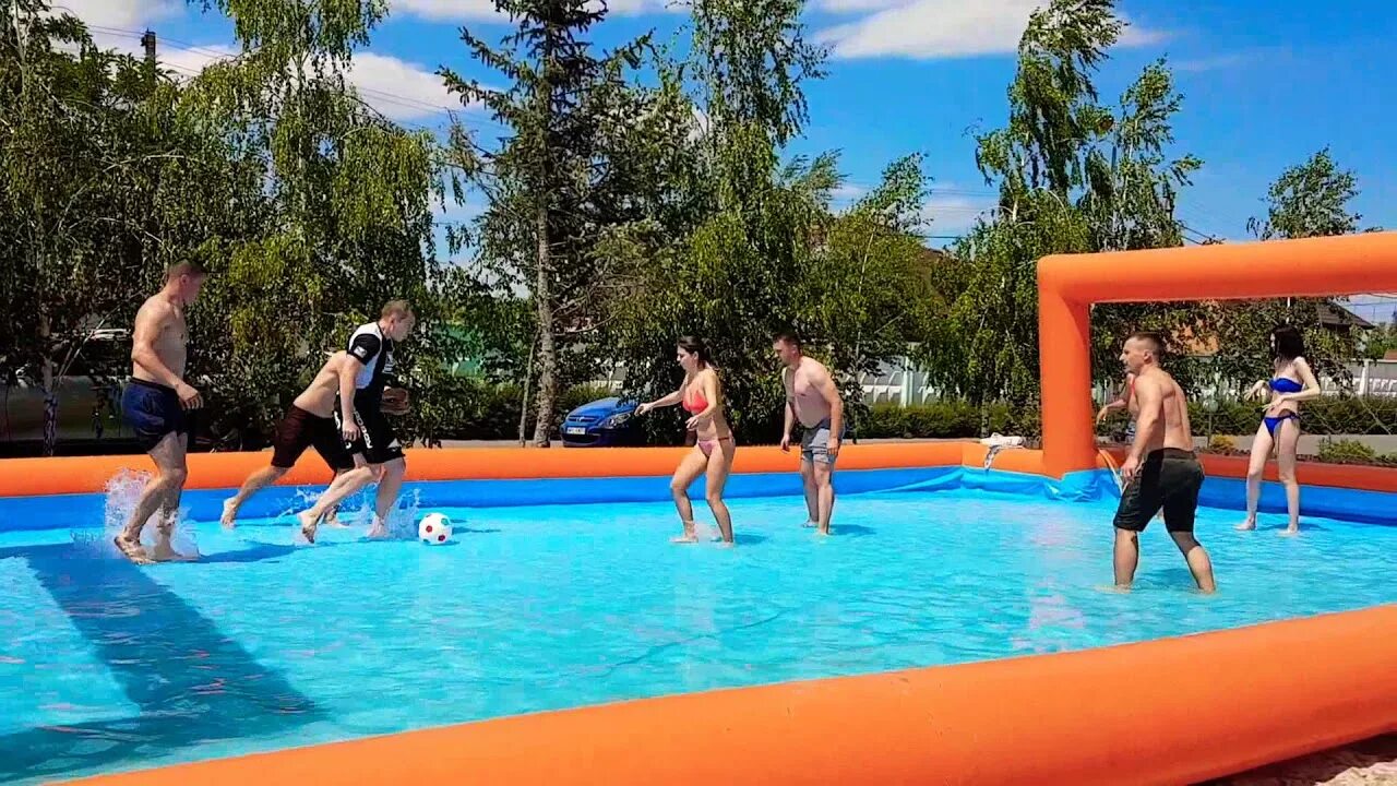 Водный футбол надувной. Надувной батут для футбола. Водный футбол надувной. Пляжные аттракционы. Скользкий футбол как сделать.