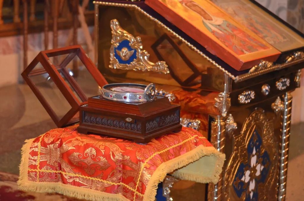 Мощи святой великомученицы варвары в киеве. Частица мощей великомученицы варвары. Владимирский собор киев мощи великомученицы варвары. Великомученица варвара мощи. Мощи св варвары.