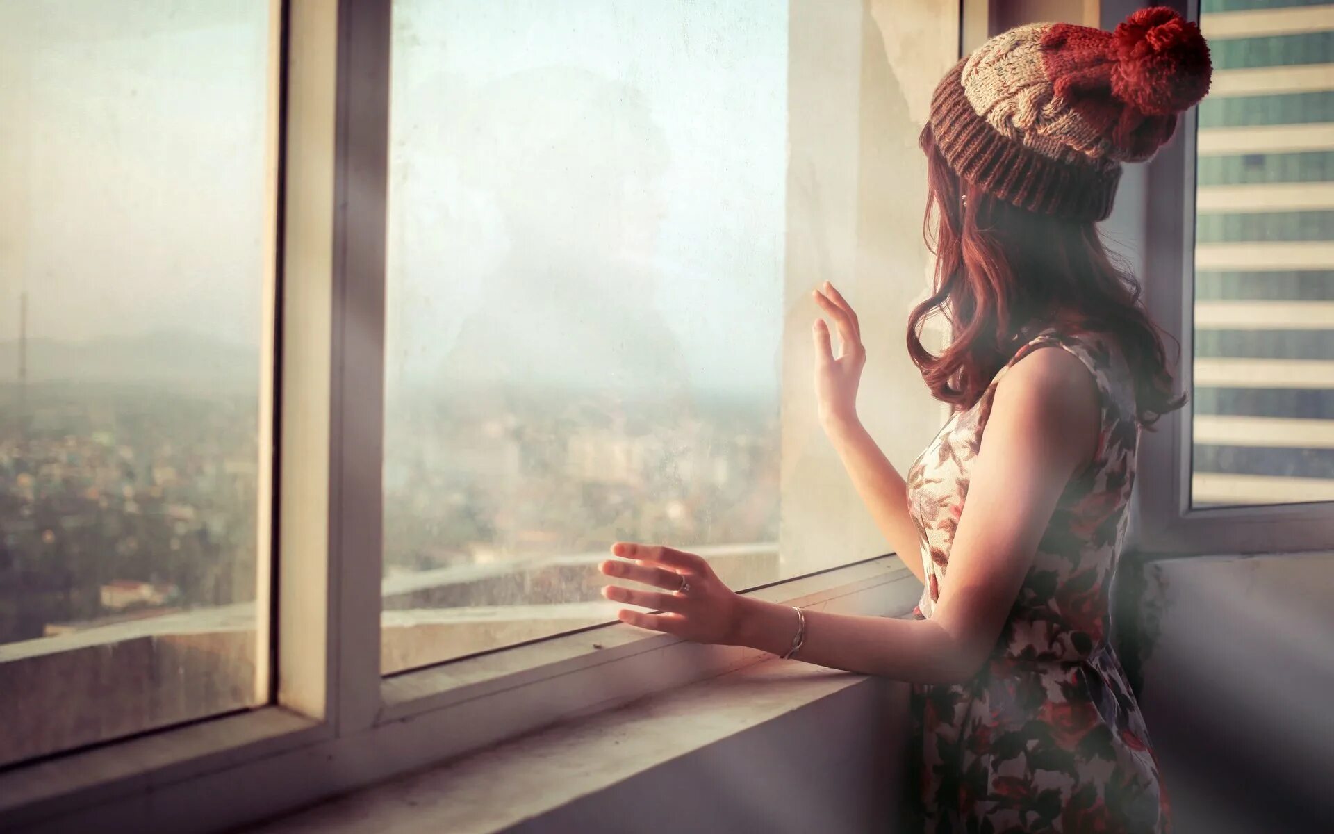 За окном девочка кто поет. Девушка у окна. Она девушка. Девушка возле окна. Девушка около окна.