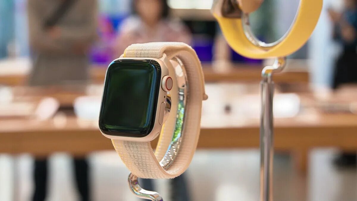 Телефон без лишних функций. Apple watch Ultra. Apple watch Ultra vs 8. Apple watch Ultra на маленькой руке. Самые последние часы от фирмы Apple 7 ультра.