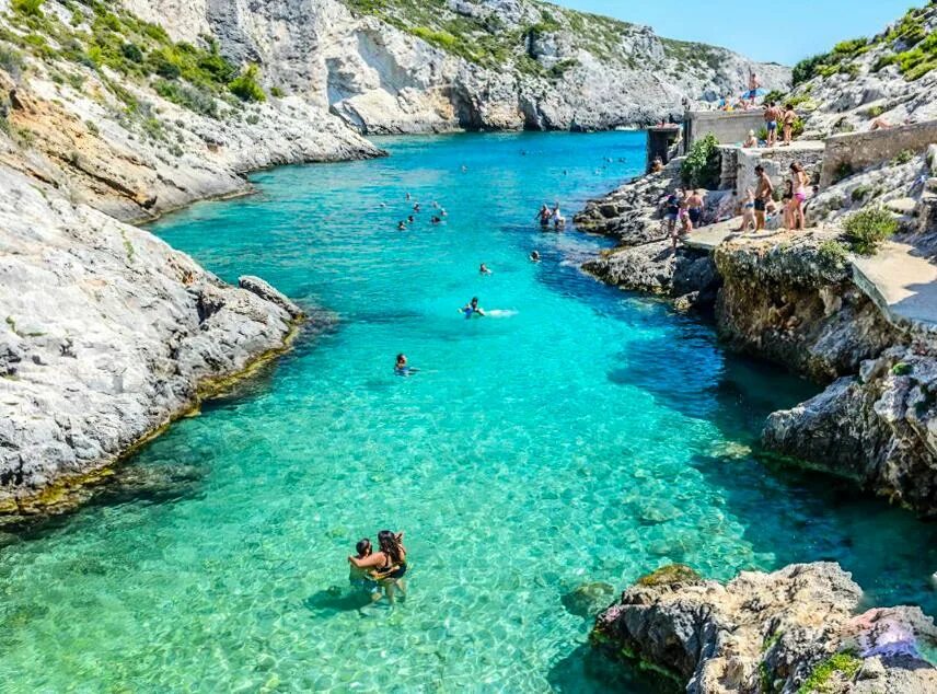 Закинтос остров в греции. Греческий остров закинтос. Закинф остров греция. Остров закинф. Закинтос бухта навайо.