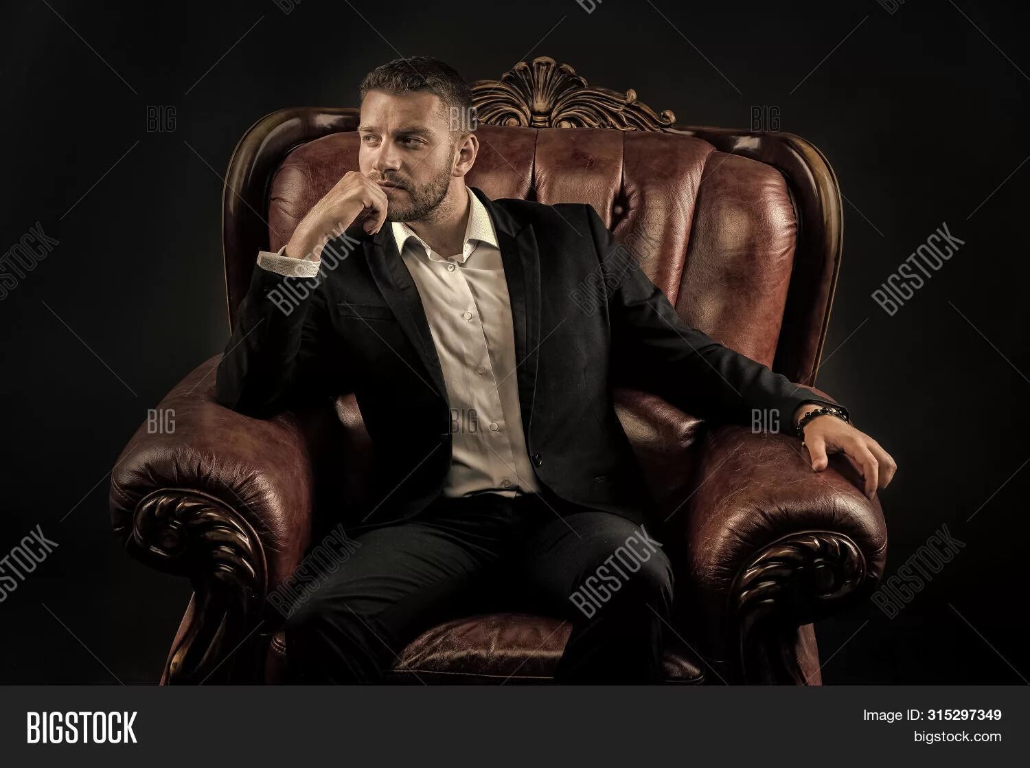 Мужчина в кресле. Парень сидит в кресле. Мужчина в кожаном кресле. Мужчина в костюме на диване.