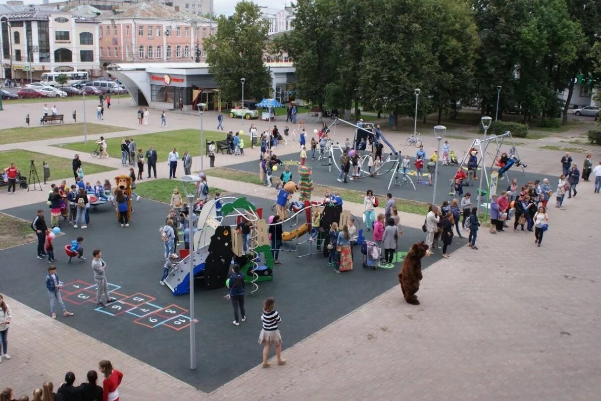 Площадка площадь. Площадь у тюза в ярославле. городок у тюза ярославль. детская площадка у тюза в ярославле. площадки около тюза ярославль.