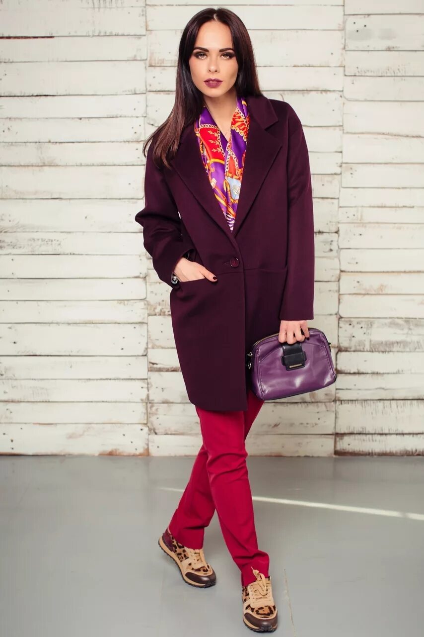баклажанный цвет в одежде. баклажановый цвет в одежде. пальто баклажанового цвета. сочетание с баклажановым цветом. фиолетовый и бордовый сочетание.