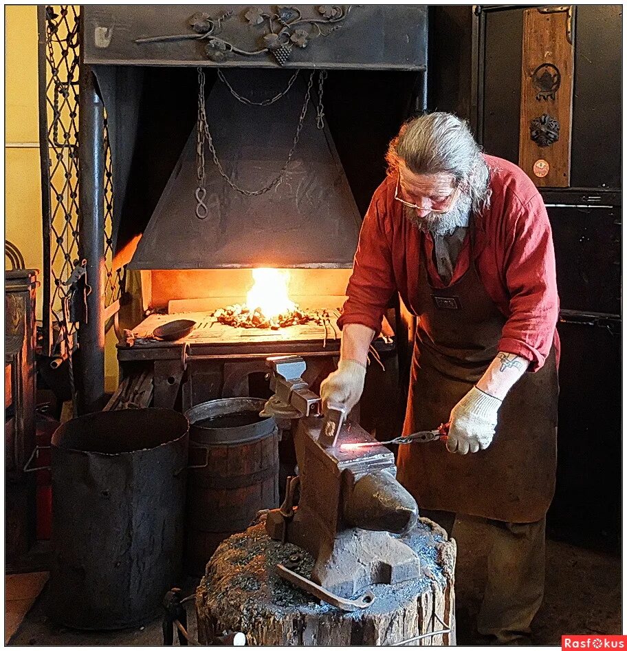Мастерская кузница. Кузнец вариант. Помощник кузнеца. Кузнец камиль бахтияров каргаполь. Кузнец вариант.
