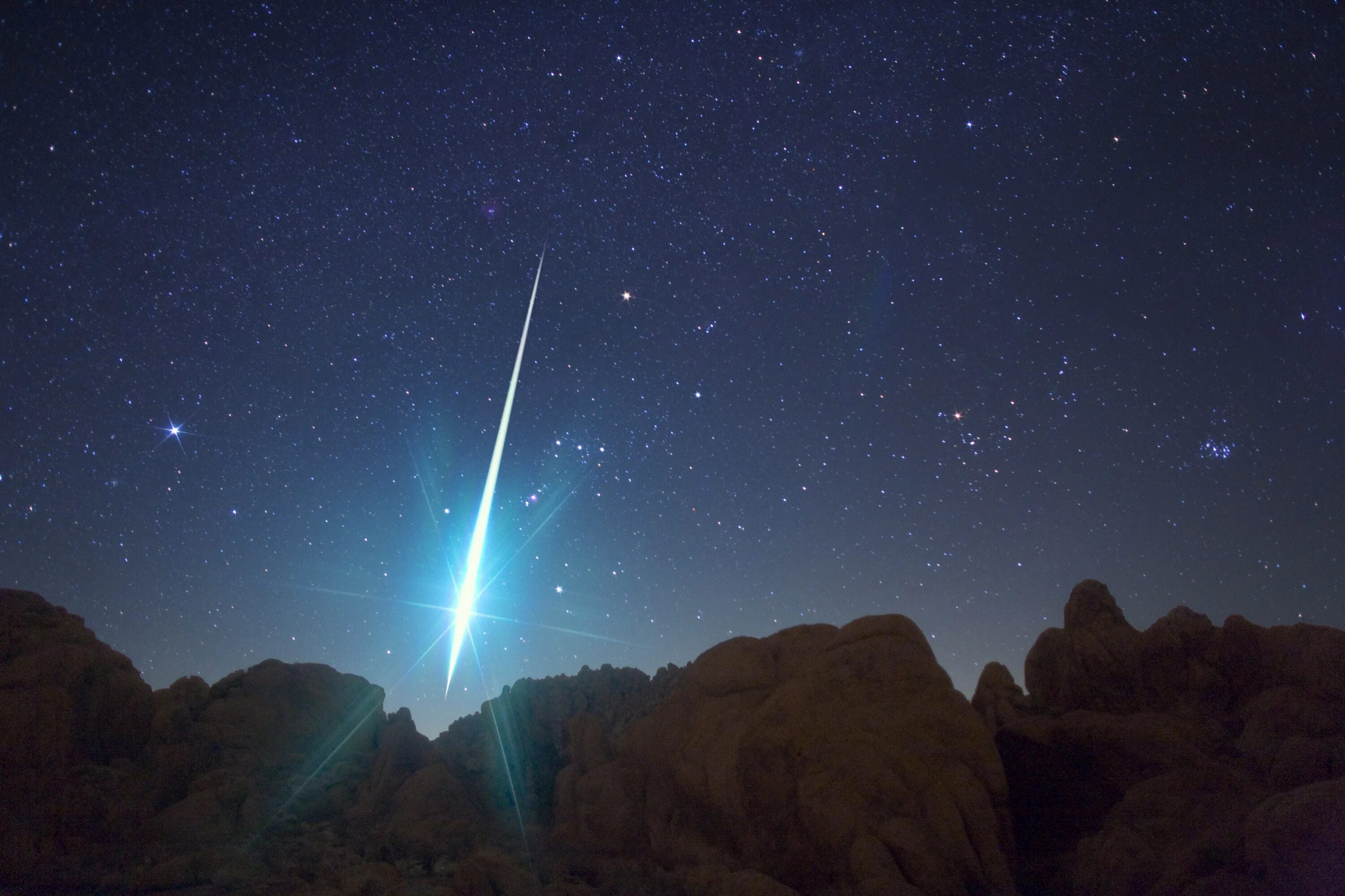 Падающая звезда горит. Южные Дельта-Аквариды. Метеорный поток Геминиды. Метеорный Рой. Метеор метеорит метеоритный дождь.