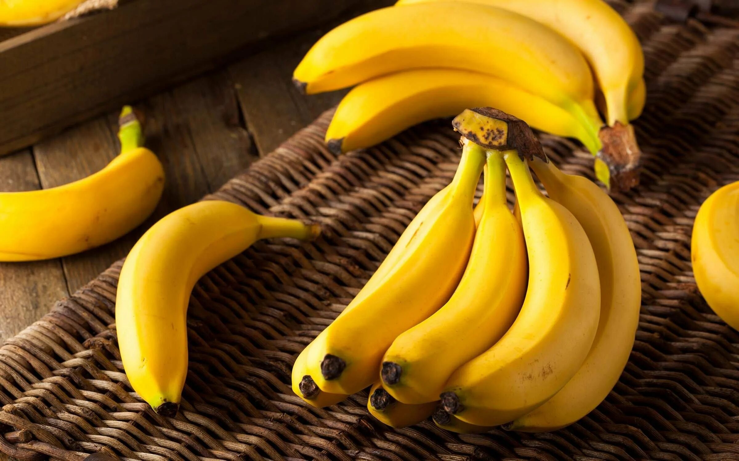 Банан. Красивый банан. Маленькие бананы. Банан фото.