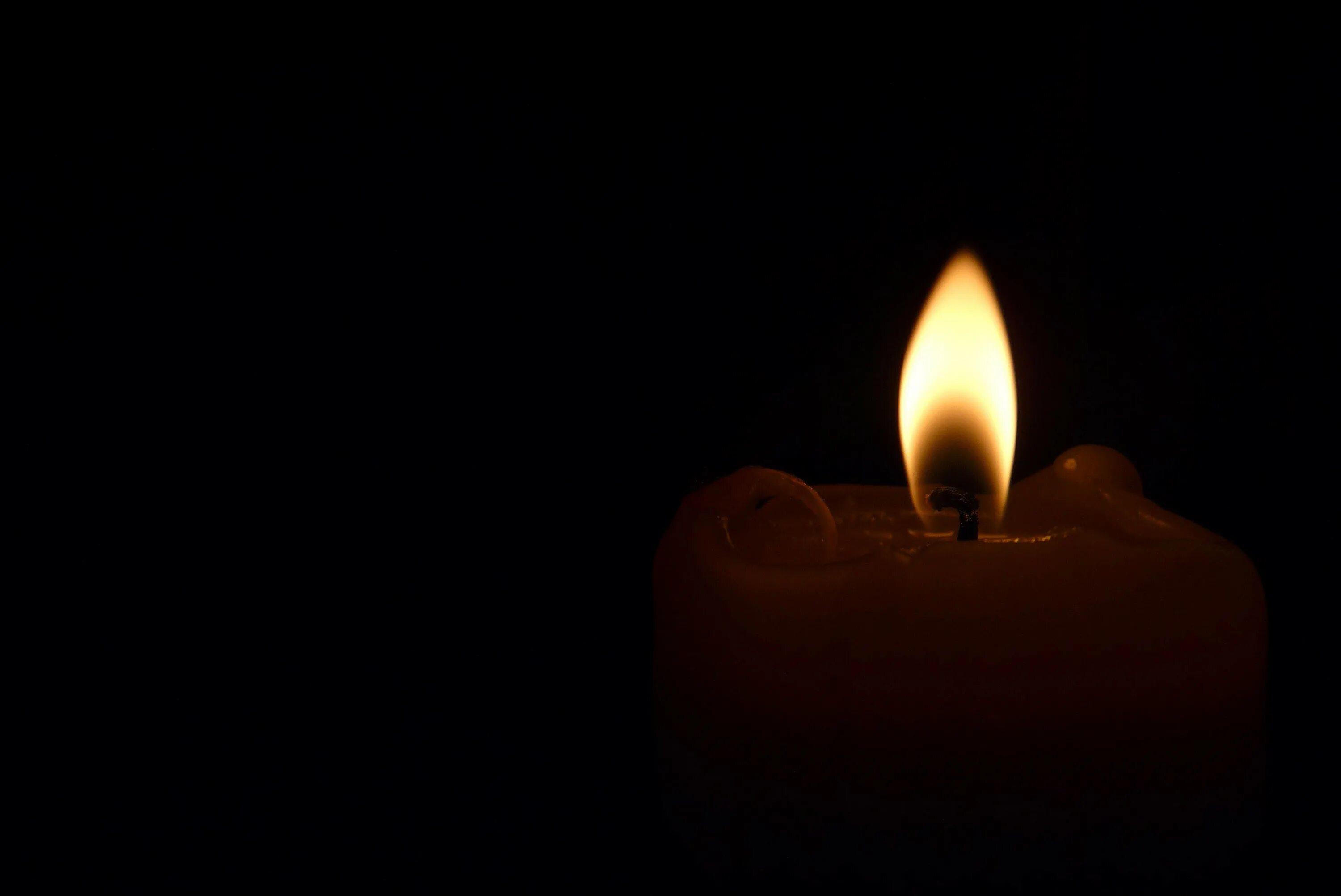 Горящая свеча. Свеча на черном фоне. Поминальная свеча. Свеча на темном фоне. Видео свеча на черном фоне
