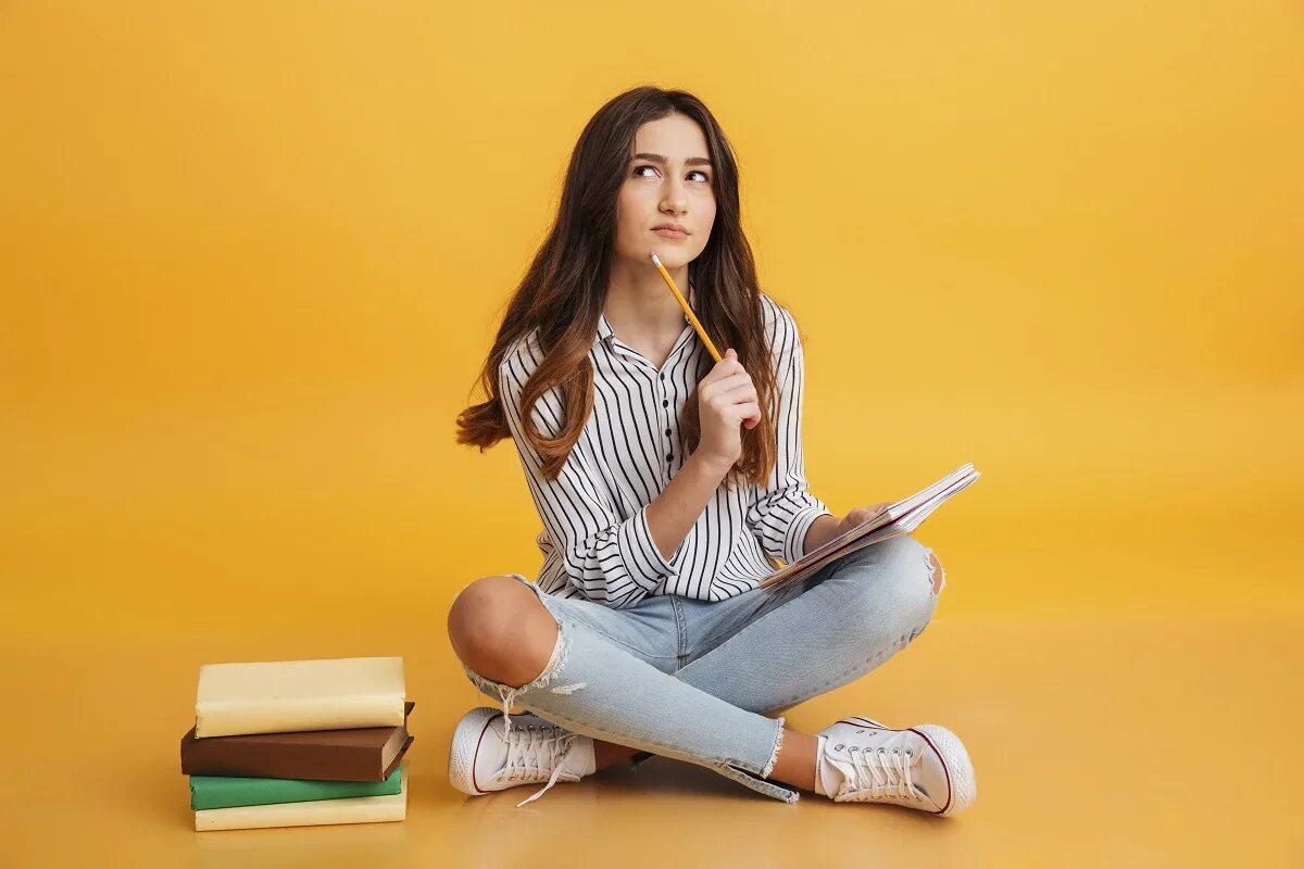 Eklavvya com student. Девушка студент. Студентка с книжками. Задумчивая девушка. Девушки студентки.