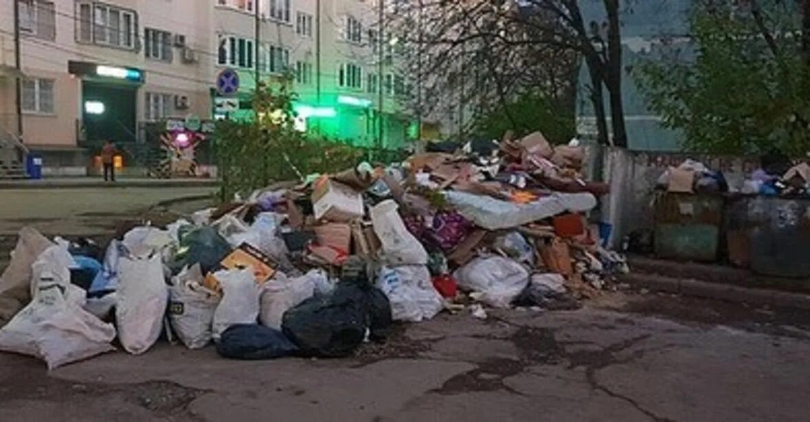 Жители города жалуются. Мусорная свалка в Пятигорск. Мусорные баки около больницы.