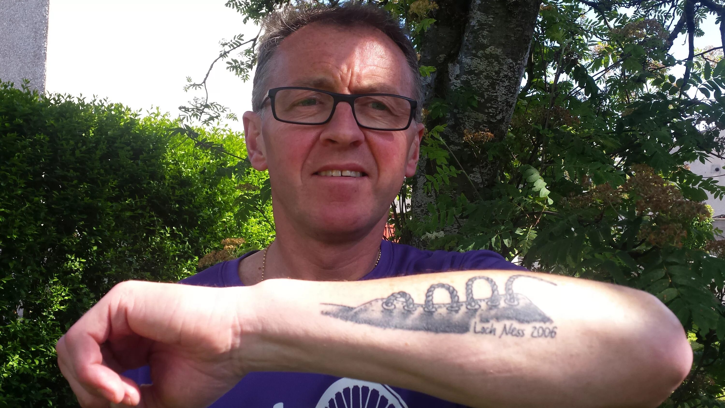 Татуировка на лбу дебил. Тату на лице мужские. Тату я не лох я бариста. Андрей гобзавр фанфурик. Татуировка на лбу надпись.