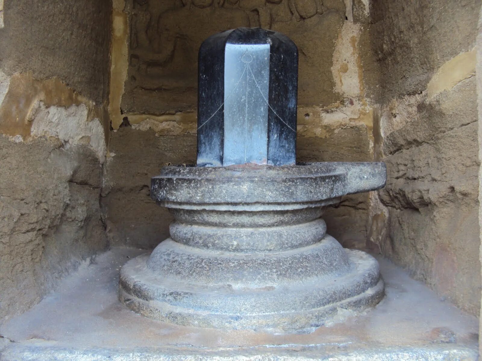 Лингам вк. Шивалингам лингам. Храм лингам Шивы. Храм лингам в Индии. Шивалингам в храмах Индии.