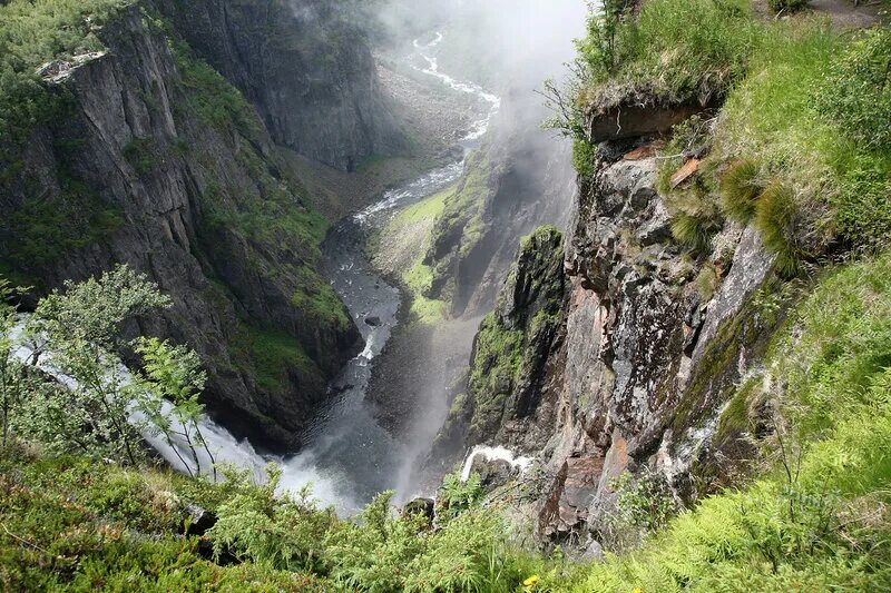 глубокая горная долина с отвесными склонами 6. рельеф горы. горы татры польша. сулакский каньон рассвет. глубокая долина.