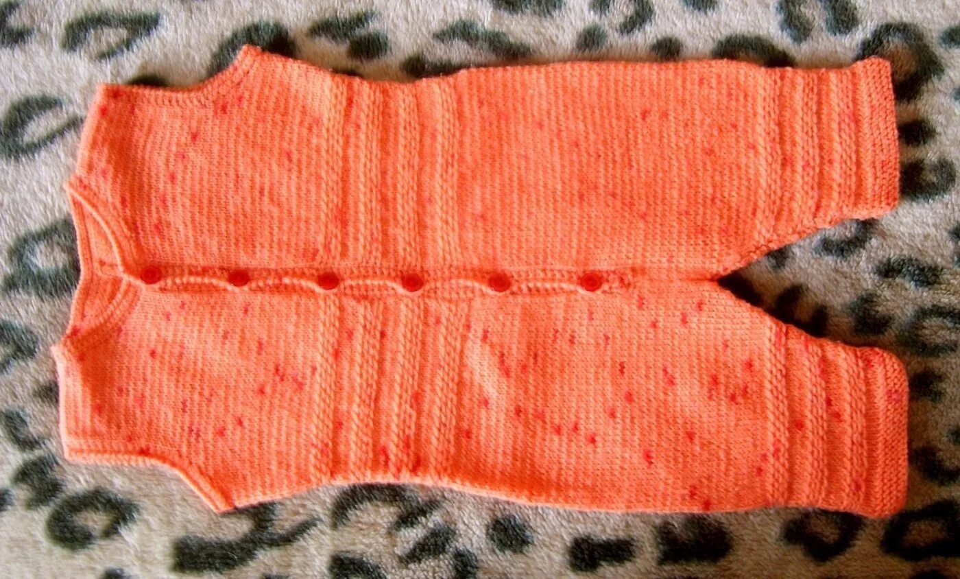 полукомбинезон спицами для малыша 1 года. детские вязаные комбинезоны. комбинезон для новорожденного спицами 0-3 месяцев схема и описание. связать детский комбинезон для новорожденных спицами на 0-3 месяца. комбинезон спицами для новорожденного от 0до 3 схемы.