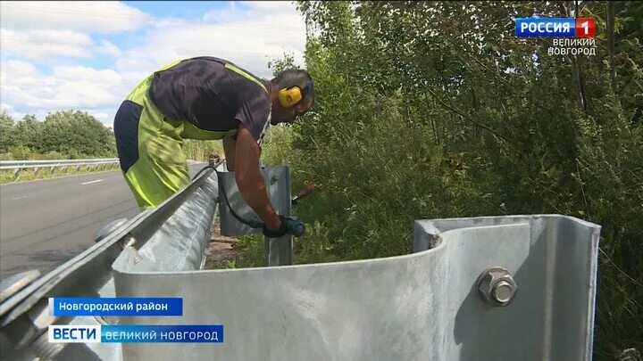 Закрытие дорог в новгородской области. Демонтаж барьерного ограждения. Песчаные барьерные ограждения. Снегоочистка за барьерным ограж.