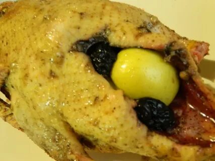 Утка в рукаве с яблоками и черносливом