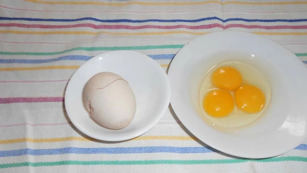 Два желтка примета. Яйцо с тремя желтками. Куриное яйцо с 3 желтками. Три желтка в одном яйце. Яичница редкая.