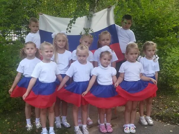 Флешмоб в детском саду ко дню флага. Платье российский флаг. платье российский триколор. костюм российский флаг. платье цвета российского флага.