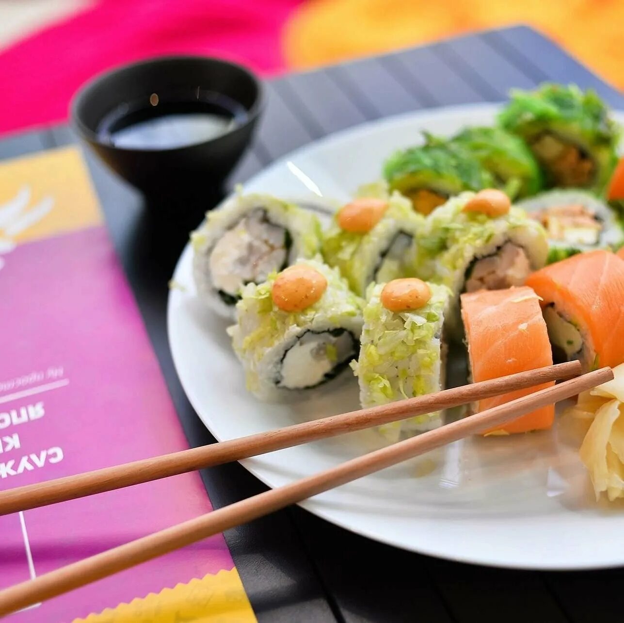 Fusion sushi. Ролл Фьюжн. Роллы с консервированным тунцом. Роллы грузинский Фьюжн. Коко суши.